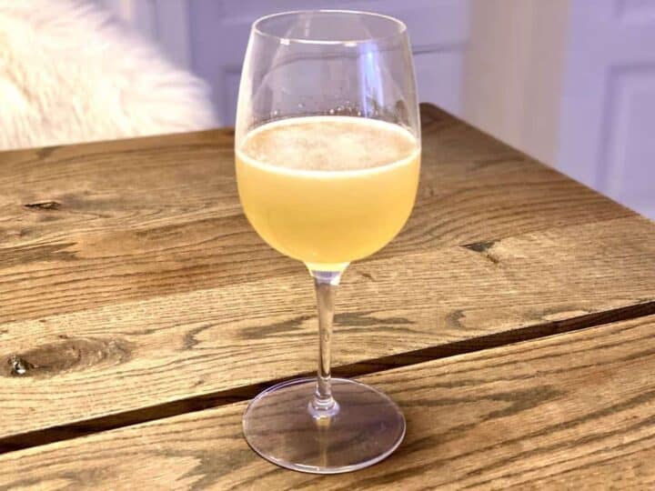 Du behøver ikke at have fancy cocktailglas eller en masse udstyr for at lave en lækker cocktail som denne klassiske daiquiri. Den kan sagtens serveres i et vinglas som her. Foto: Charlotte Mithril
