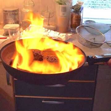 flamberede hakkedrenge med whisky sauce, pommes røsti og bønnesalat