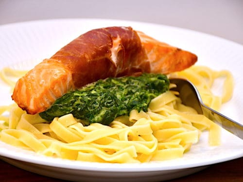 laks med parmaskinke, spinat og pasta