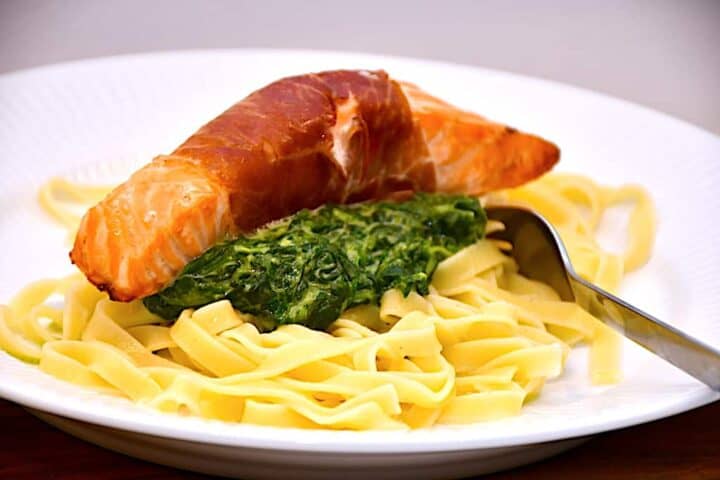 laks med parmaskinke, spinat og pasta