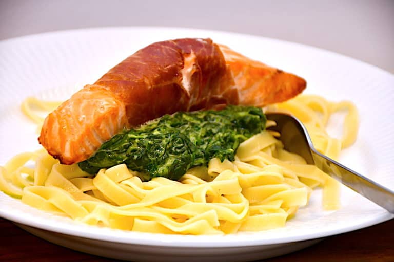 laks med parmaskinke, spinat og pasta