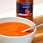 paprikasauce med bacon og løg