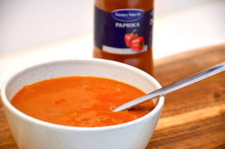 paprikasauce med bacon og løg