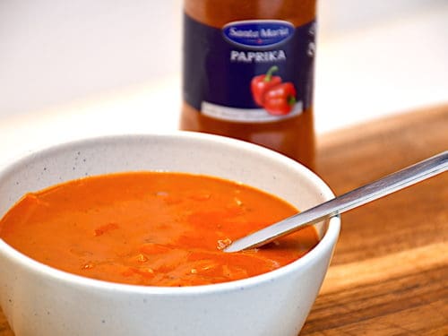 paprikasauce med bacon og løg