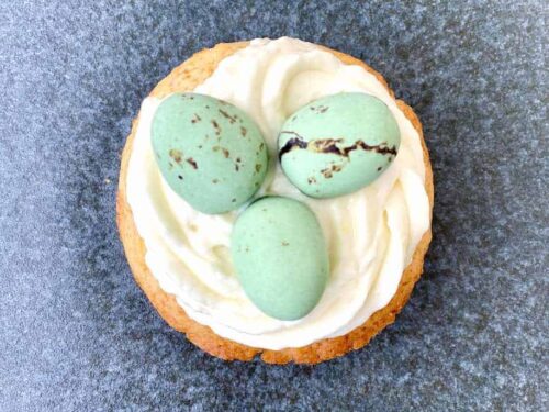 Disse påskemuffins dekoreret som små fuglereder med påskeæg er et kæmpe hit til påske. Rederne laves af den lækreste cremede flødeostfrosting, der smager skønt til de friske citronmuffins. Foto: Charlotte Mithril