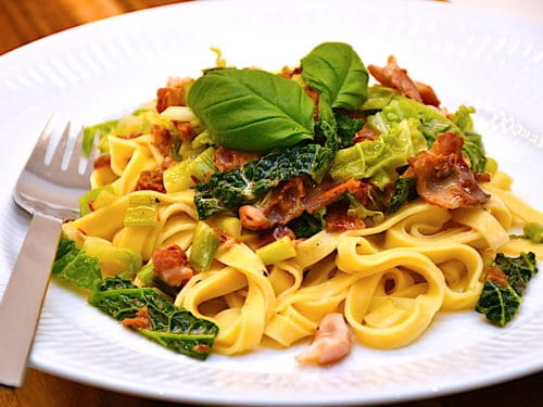 pasta med savoykål og bacon