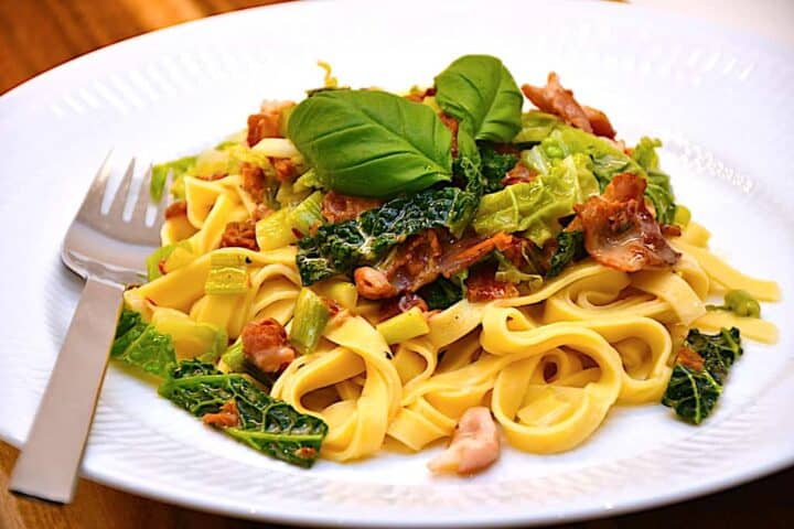 pasta med savoykål og bacon