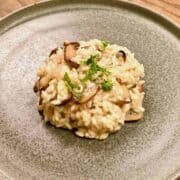 Risotto med svampe smager fantastisk med parmesan og frisk persille. Vælg gode råvarer og de svampe, du har lyst til, så de får den helt rigtige smag. Foto: Charlotte Mithril