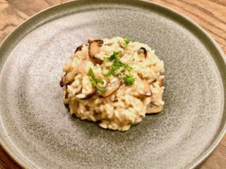 Risotto med svampe smager fantastisk med parmesan og frisk persille. Vælg gode råvarer og de svampe, du har lyst til, så de får den helt rigtige smag. Foto: Charlotte Mithril