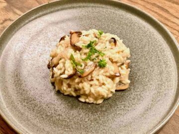 Risotto med svampe smager fantastisk med parmesan og frisk persille. Vælg gode råvarer og de svampe, du har lyst til, så de får den helt rigtige smag. Foto: Charlotte Mithril