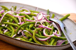 salat med grønne bønner og rødløg