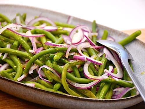salat med grønne bønner og rødløg