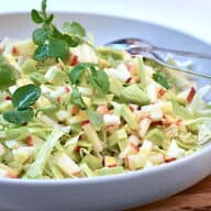 spidskålssalat med æble og avocado