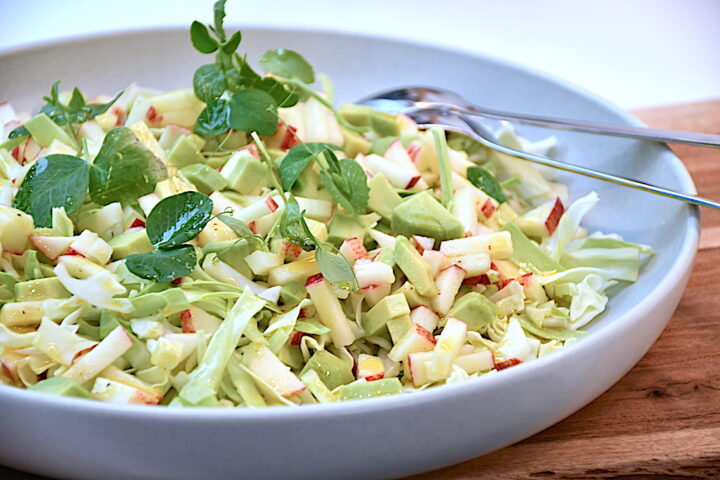 Billede af spidskålssalat med æble og avocado.