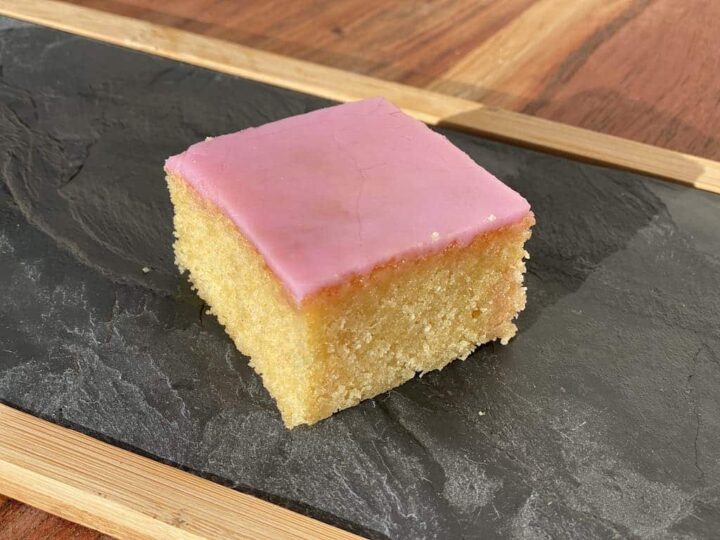 En Tottenhamkage består af en lys sponge cake med lyserød glasur og har altså ikke meget med fodbold at gøre. Foto: Charlotte Mithril
