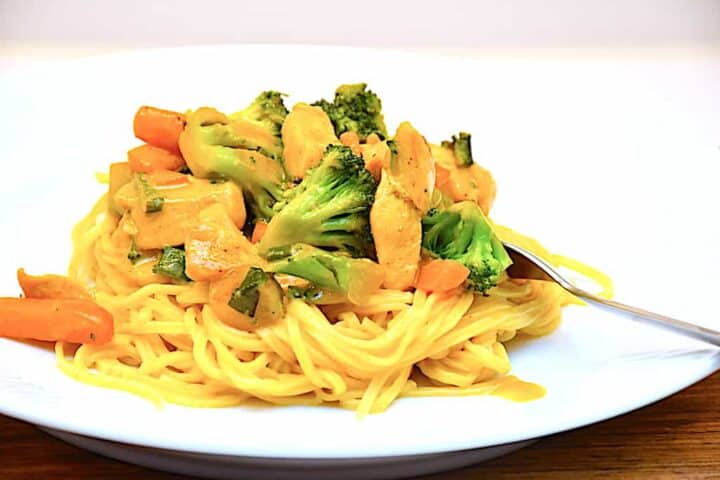 wok med kylling og grøntsager