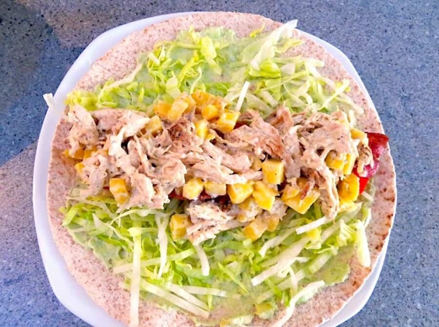 Tortilla wraps med kylling, avocado, bacon og mango Madens Verden