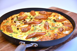 æggekage med blomkål, forårsløg og pølser