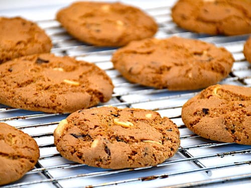 amerikanske cookies med peanuts og chokolade