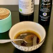 Balsamicodressing er lynhurtig at lave og kræver kun disse ingredienser: Balsamicoeddike, olivenolie, honning, salt og peber. Rør sammen og den er klar. Foto: Charlotte Mithril