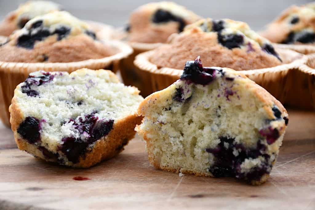 Blåbærmuffins skåret over