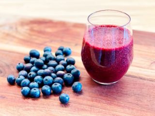 Denne blåbærsmoothie er lavet med frosne, nordiske blåbær og har derfor en mørk og intens farve. Den kan også sagtens laves med friske blåbær. Foto: Charlotte Mithril