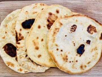 Du kan lave verdens nemmeste fladbrød af pizzadej fra supermarkedet. Sørg for at stege dem godt af, så du får lidt brændte noter og drys med havsalt til sidst. Foto: Charlotte Mithril