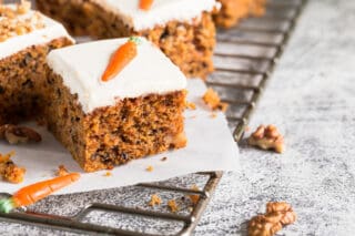 billede med gulerodskage med frosting af flødeost