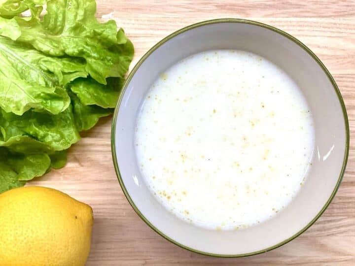 Kærnemælksdressing smager fantastisk og kan røres sammen på et øjeblik. Brug den som en let og moderne version af mormordressing til for eksempel sprøde salater og kål. Foto: Charlotte Mithril