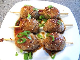 Kyllingesticks med glaze a la Sticks 'n' Sushi er lækker mad, som du laver med hakket kylling. Derefter dryppes de med den lækre teriyaki glaze. Foto: Newyorker By Heart, Madensverden.dk.