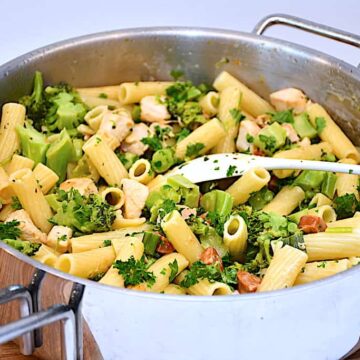 Pastaret med chorizo, kylling og broccoli