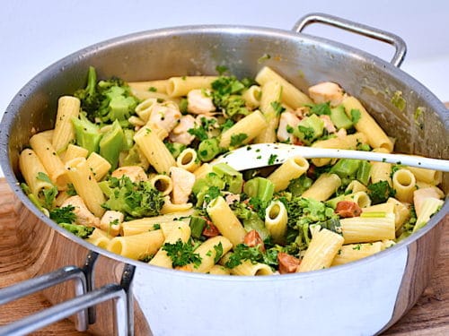 Pastaret med chorizo, kylling og broccoli
