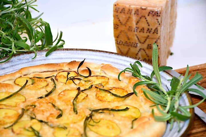 pizza med kartofler, rosmarin og Grana Padano