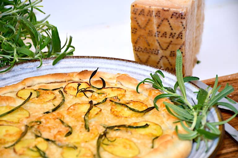 pizza med kartofler, rosmarin og Grana Padano