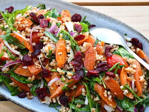 Speltsalat med bagte gulerødder