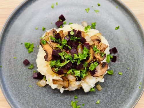 Vegetarisk brændende kærlighed laves her med gyldenristede løg, stegte svampe, rødbeder i tern og persilledrys på toppen. Husk at bruge tid på at smage til. Foto: Charlotte Mithril