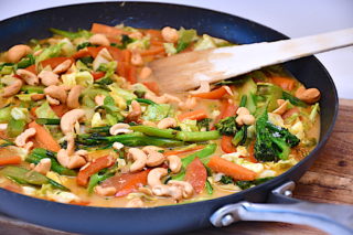 vegetarisk wok med grøntsager og kokosmælk