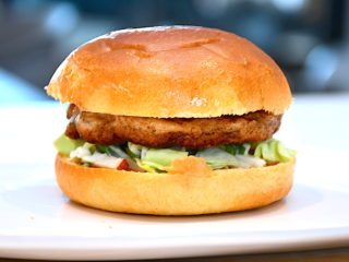 En lækker og velsmagende burger med spidskål og kylling. Det er en sund burger med spidskålssalat, krydret kyllingebøf og en dejlig BBQ-sauce. Foto: Holger Rørby Madsen, Madensverden.dk.