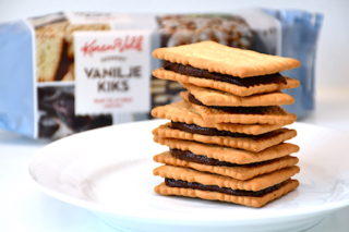 Sprøde og hjemmelavede chokoladekiks med Nutella creme. Kiksene er nemme at lave, og opbevares i en lufttæt beholder. Foto: Holger Rørby Madsen, Madensverden.dk.