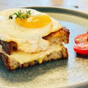 Croque madame minder meget om en klassisk croque monsieur, men har et spejlæg på toppen. Spis den eksempelvis med en lækker og frisk tomatsalat med balsamicodressing. Foto: Charlotte Mithril