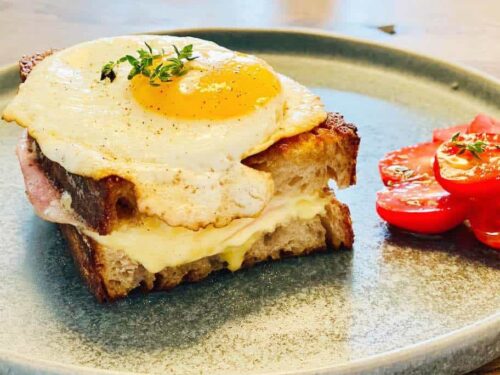 Croque madame minder meget om en klassisk croque monsieur, men har et spejlæg på toppen. Spis den eksempelvis med en lækker og frisk tomatsalat med balsamicodressing. Foto: Charlotte Mithril