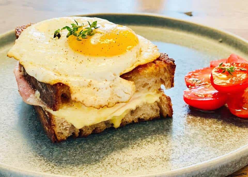 Croque madame minder meget om en klassisk croque monsieur, men har et spejlæg på toppen. Spis den eksempelvis med en lækker og frisk tomatsalat med balsamicodressing. Foto: Charlotte Mithril