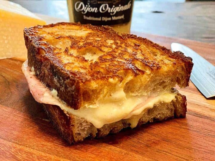 Croque monsieur er fransk klassiker, hvor et godt hvedebrød lægges sammen om en ostecreme, skinke og dijonsennep og smørsteges på panden. Foto: Charlotte Mithril
