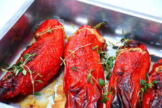 Fyldt snackpeber med lækker kyllingefars er god aftensmad med masser af smag. Til de fyldte peberfrugter kan du eksempelvis servere en bulgursalat. Foto: Holger Rørby Madsen, Madensverden.dk.