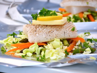 Grillet hellefisk i staniol med grøntsager er en lækker måde at tilberede hellefisken på. Her lavet i pakke med bla. spidskål og gulerødder, og pakkerne kan enten tilberedes i grill eller ovn. Foto: Holger Rørby Madsen, Madensverden.dk.