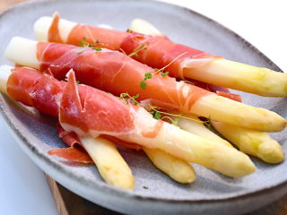 Nemme og grillede hvide asparges med serrano skinke, der smager fortrinligt som tilbehør. De hvide asparges tager heller ikke lang tid at grille. Foto: Katrine Rørby Madsen, Madensverden.dk.