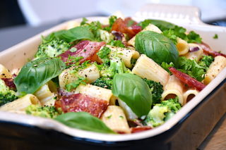 En nem italiensk pastaret med broccoli, asparges og bacon, som hele familien vil elske. En meget lækker pastaret, der heller ikke tager lang tid at lave. Foto: Holger Rørby Madsen, Madensverden.dk.