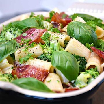 En nem italiensk pastaret med broccoli, asparges og bacon, som hele familien vil elske. En meget lækker pastaret, der heller ikke tager lang tid at lave. Foto: Holger Rørby Madsen, Madensverden.dk.