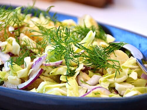 Kartoffelsalat med spidskål, dild og mayodressing er en rigtig sommersalat, som blandt andet er god at servere til grillet kød. Kartoffelsalaten er nem at lave, og den er mild i smagen. Foto: Holger Rørby Madsen, Madensverden.dk.