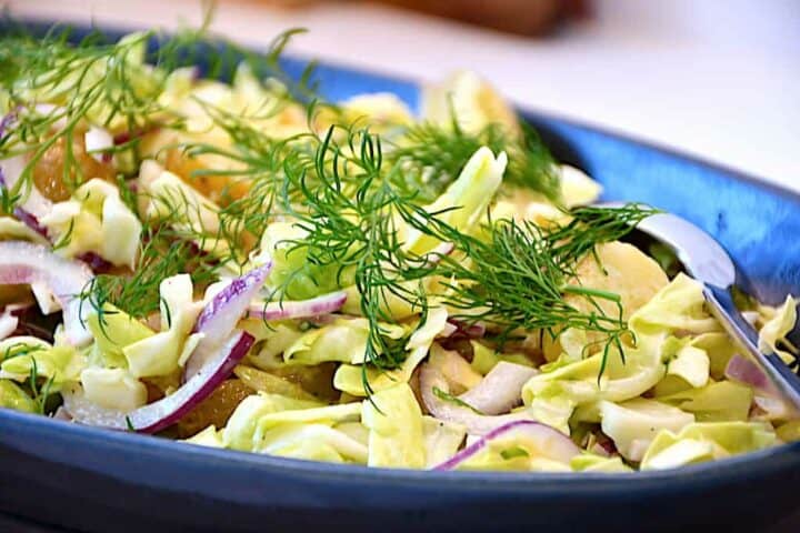Kartoffelsalat med spidskål, dild og mayodressing er en rigtig sommersalat, som blandt andet er god at servere til grillet kød. Kartoffelsalaten er nem at lave, og den er mild i smagen. Foto: Holger Rørby Madsen, Madensverden.dk.